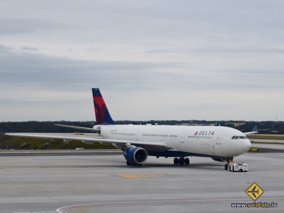 Airbus A330-323